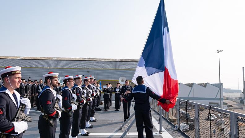 Première cérémonie des couleurs du bâtiment ravitailleur de forces (BRF) Jacques Chevallier