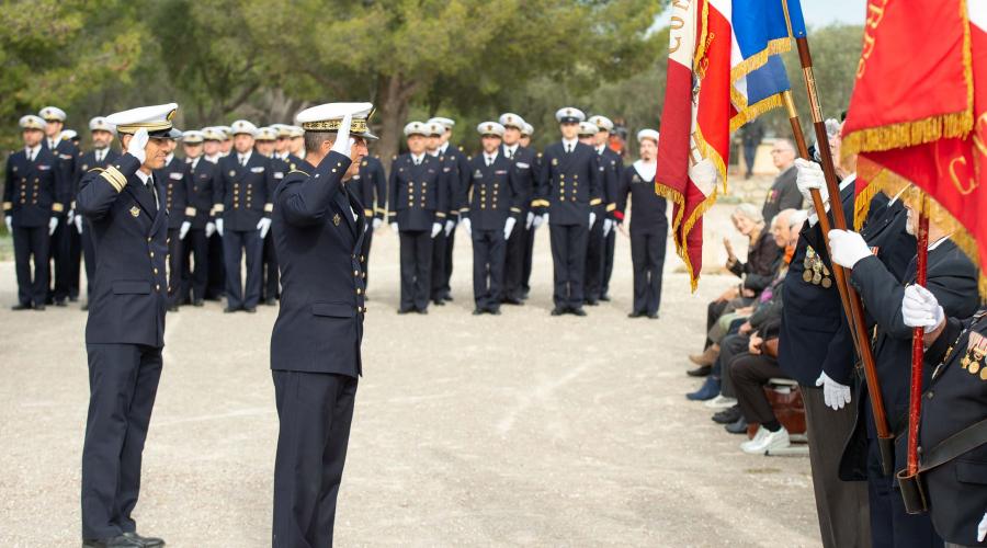 L'amiral commandant l'aéronavale salue les drapeaux des associations patriotiques
