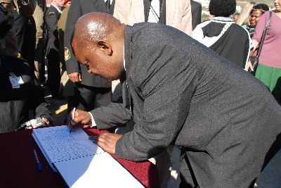 Le ministre sud-africain de la défense signe le livre d'or du sous-marin