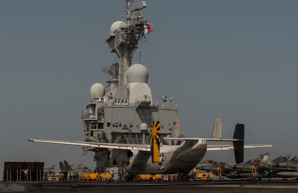 Un avion de l'US Navy se pose sur le Charles de Gaulle