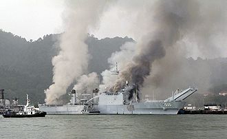 Le Sri Inderapura en feu dans la base navale de Lumut