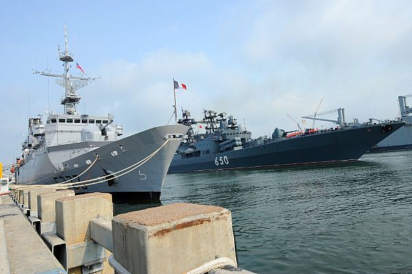 Le destroyer russe Amiral Chabanenko passe devant la frégate Ventôse