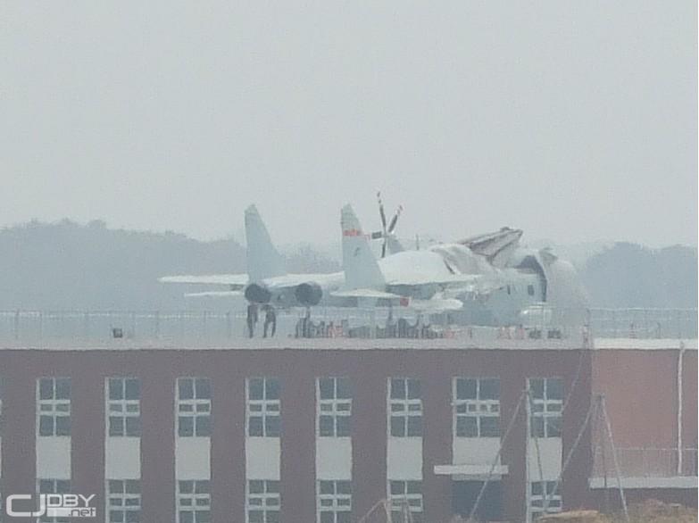 Maquettes d'avions sur le toit
