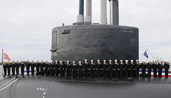 Les membres d'équipage de l'USS New Hampshire alignés sur le pont pendant la cérémonie d'admission au service actif