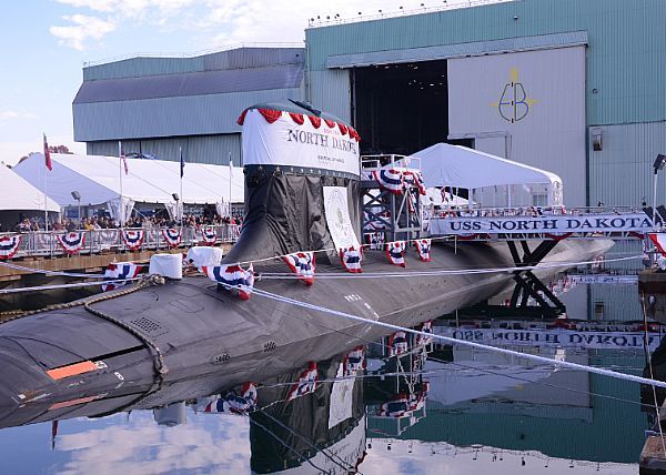Le sous-marin USS North Dakota lors de la cérémonie de baptême
