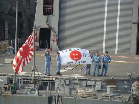 Des marins japonais saluent l'Aconit au départ de Djibouti