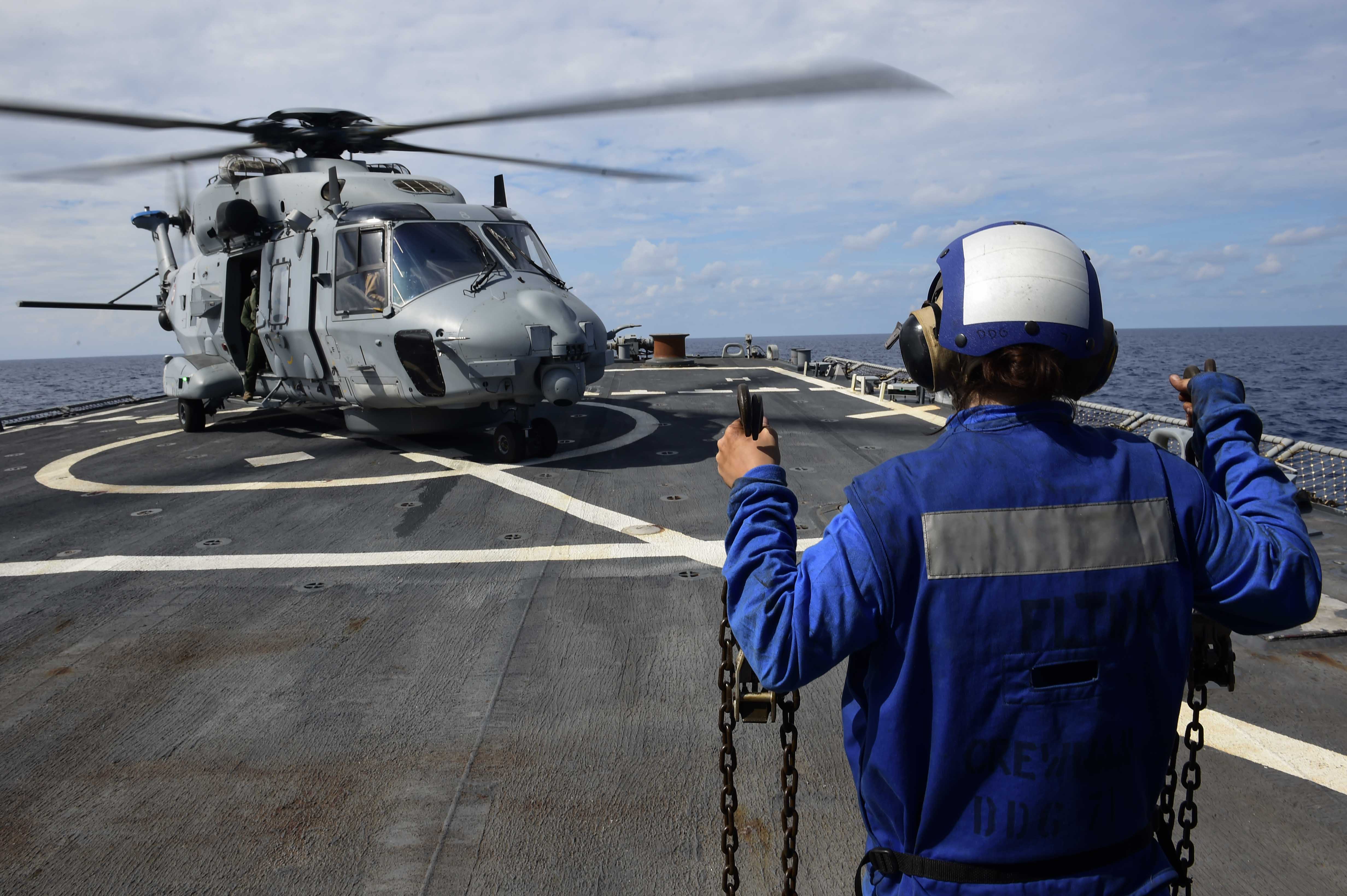 Un hélicoptère NH90 se pose sur le pont de l'USS Ross