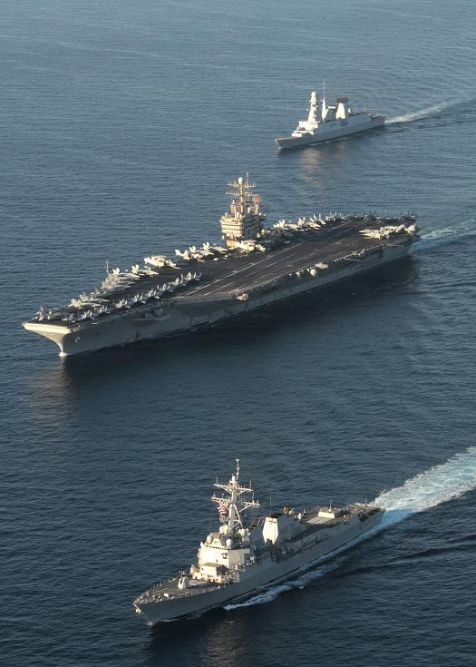 La frégate Forbin, en haut, le porte-avions USS Abraham Lincoln et le destroyer USS Halsey (devant)