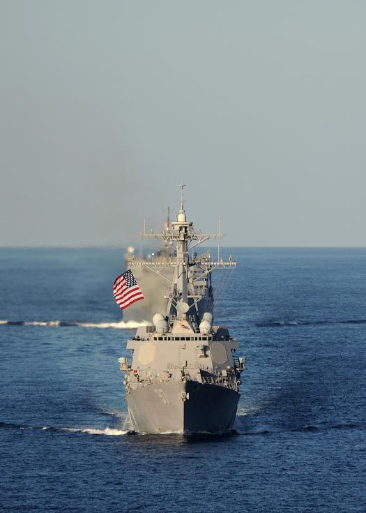 Le destroyer américain USS Halsey mène la formation des 2 groupes de porte-avions