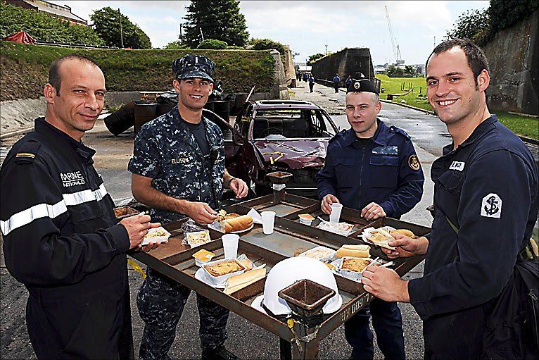 4 marins autour d'un repas impromptu