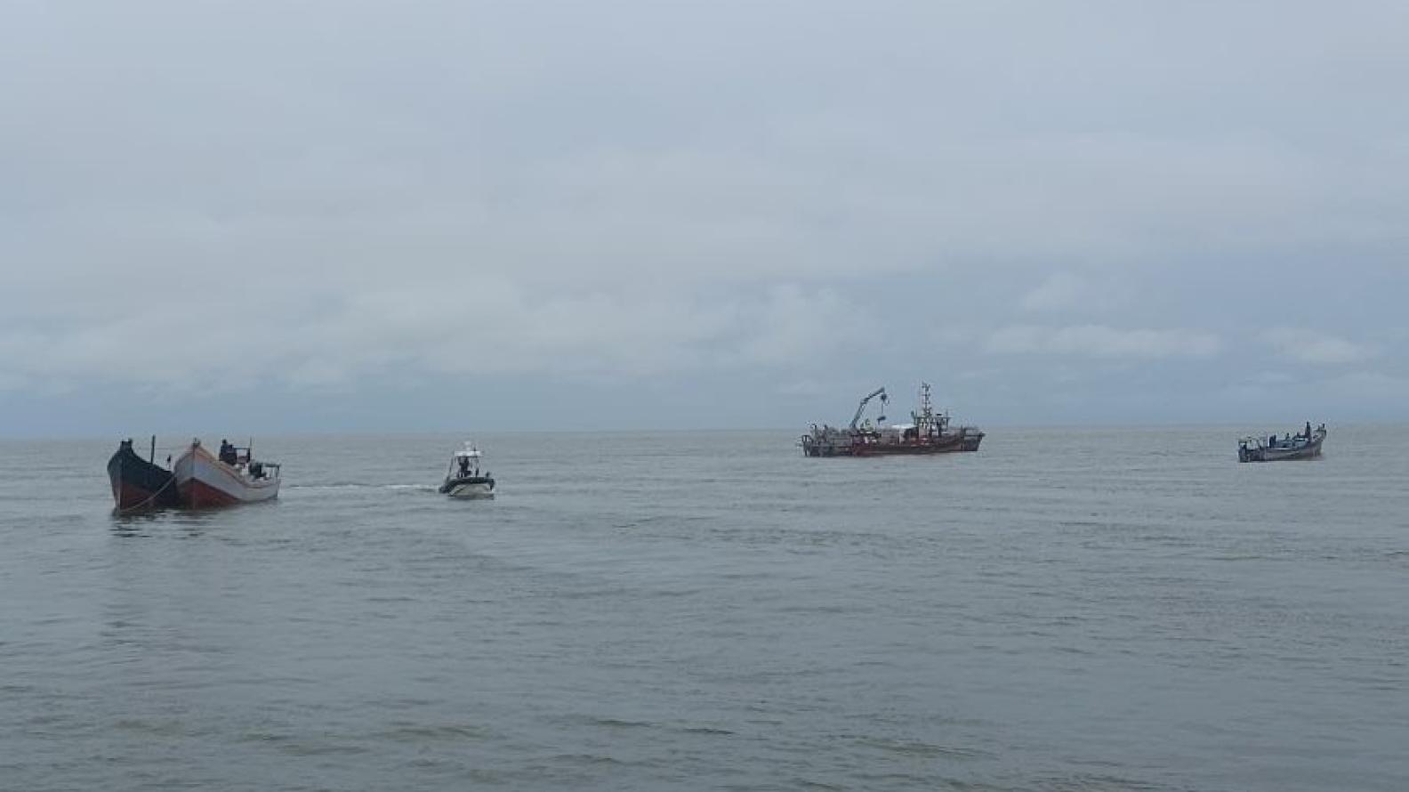 L'embarcation relève-filets Caouanne et des bateaux de pêche illégale