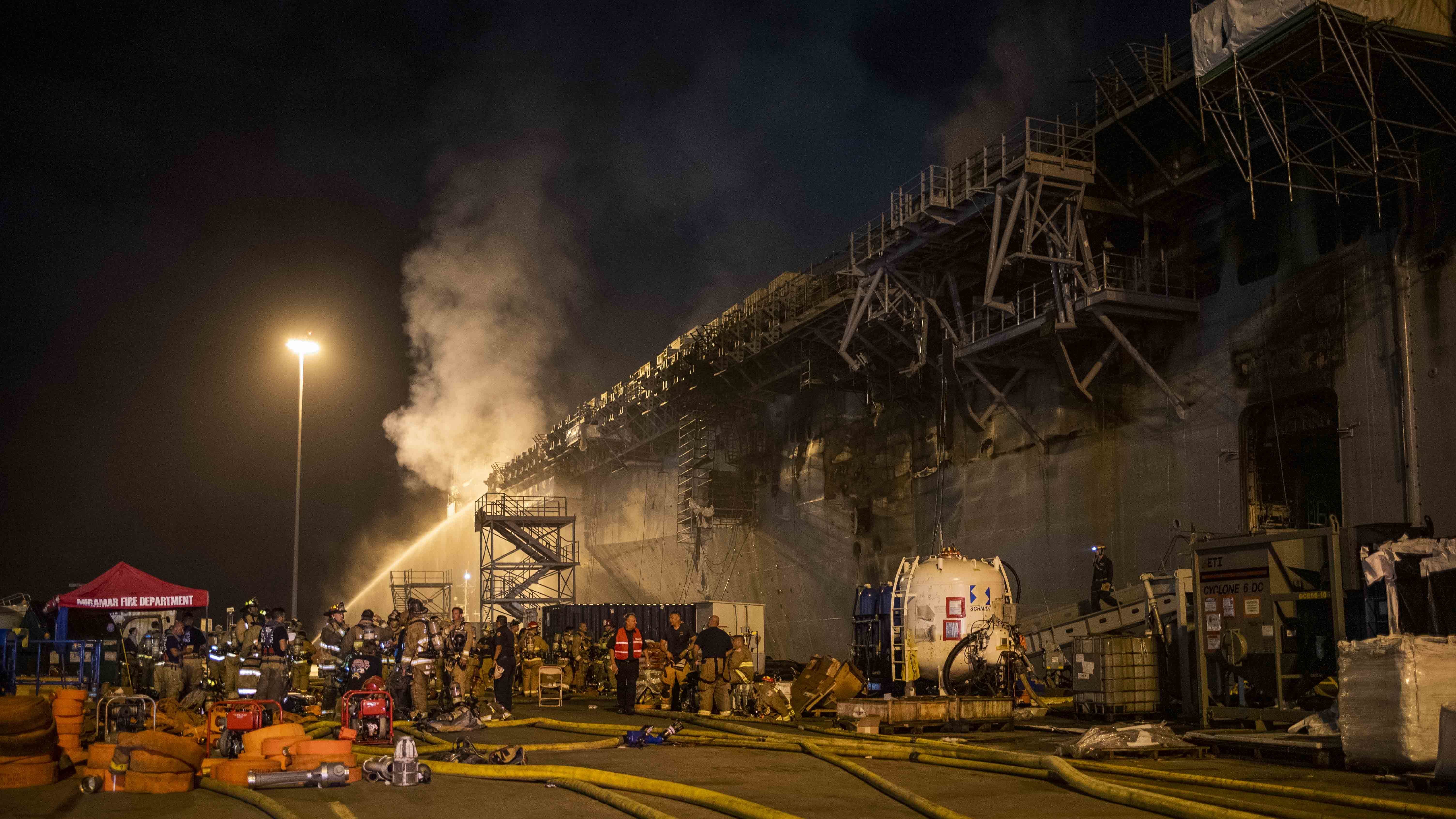 Les pompiers luttent toujours contre l'incendie à bord de l'USS Bonhomme Richard