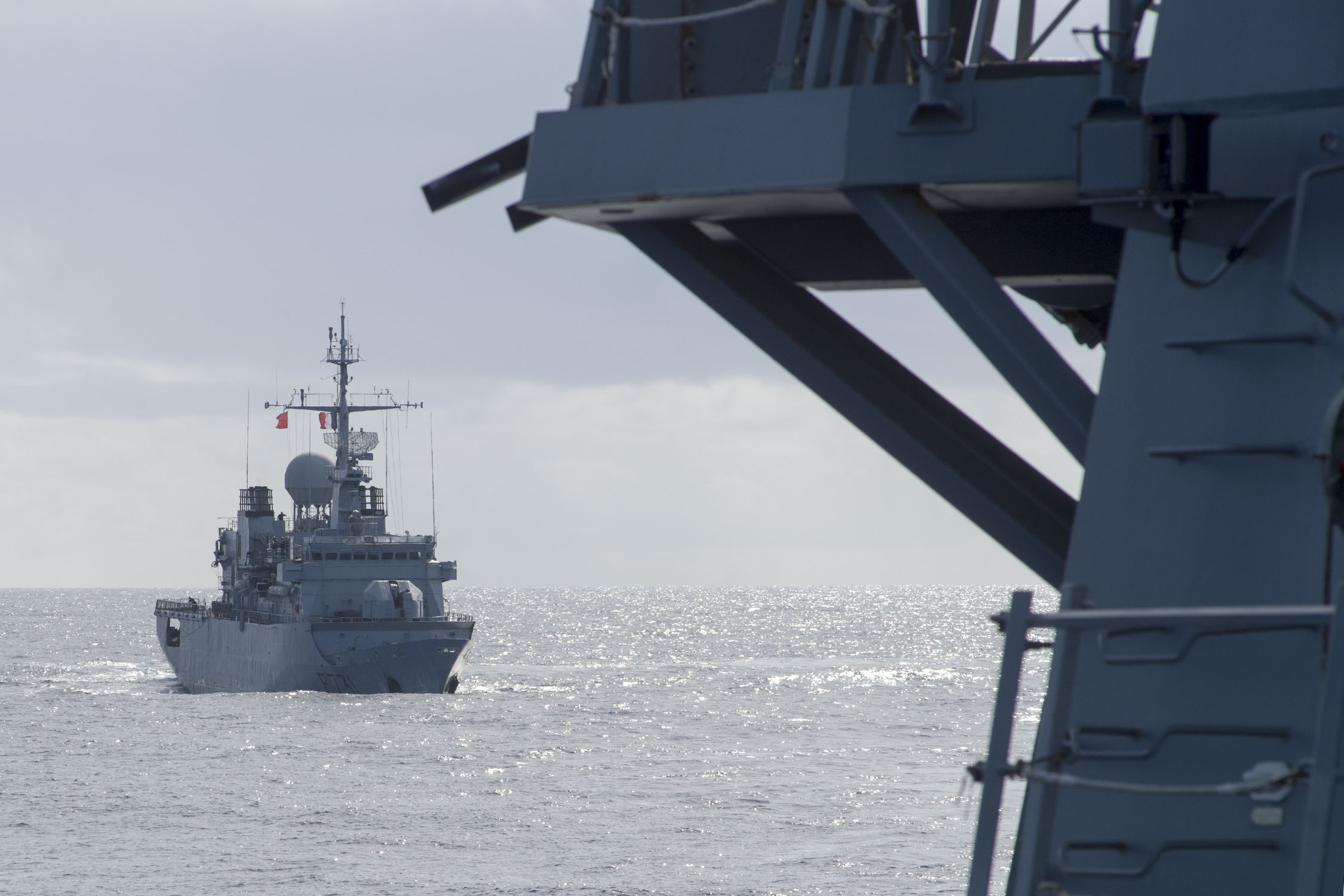 La frégate Prairial en mer de Chine méridionale, vue depuis le destroyer USS Sterett