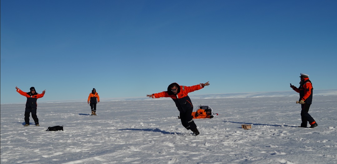 L’équipage du patrouilleur polaire L’Astrolabe organise la partie de football la plus australe, en Antarctique