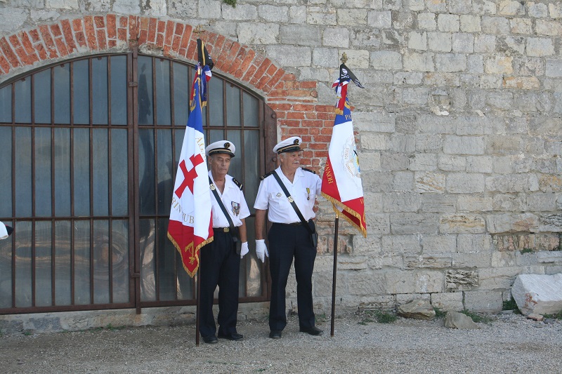 Les drapeaux des associations AGASM et Fraternité Forces sous-marines