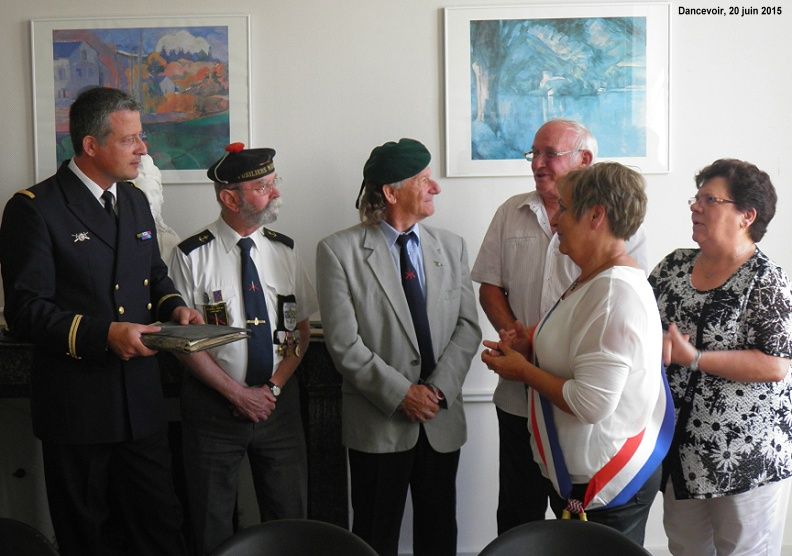 Jean-Christophe Rouxel, accompagné d'une délégation de la section Est de l'ANFMC (Amicale Nationale des Fusiliers Marins Commandos), reçoit les documents