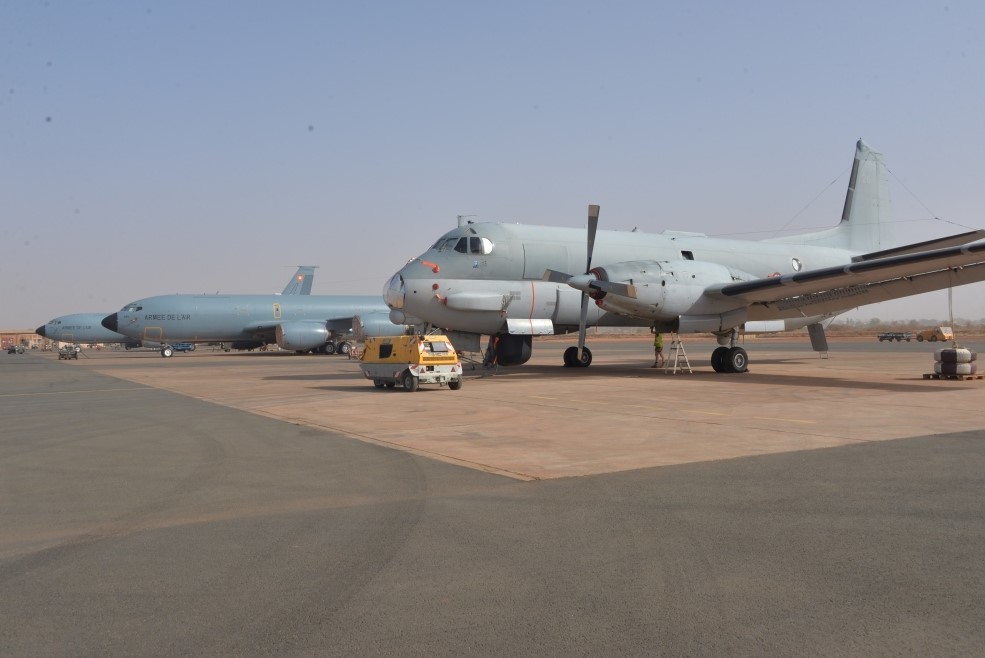Un avion de patrouille maritime ATLANTIQUE 2 sur la base aérienne projetée de Niamey
