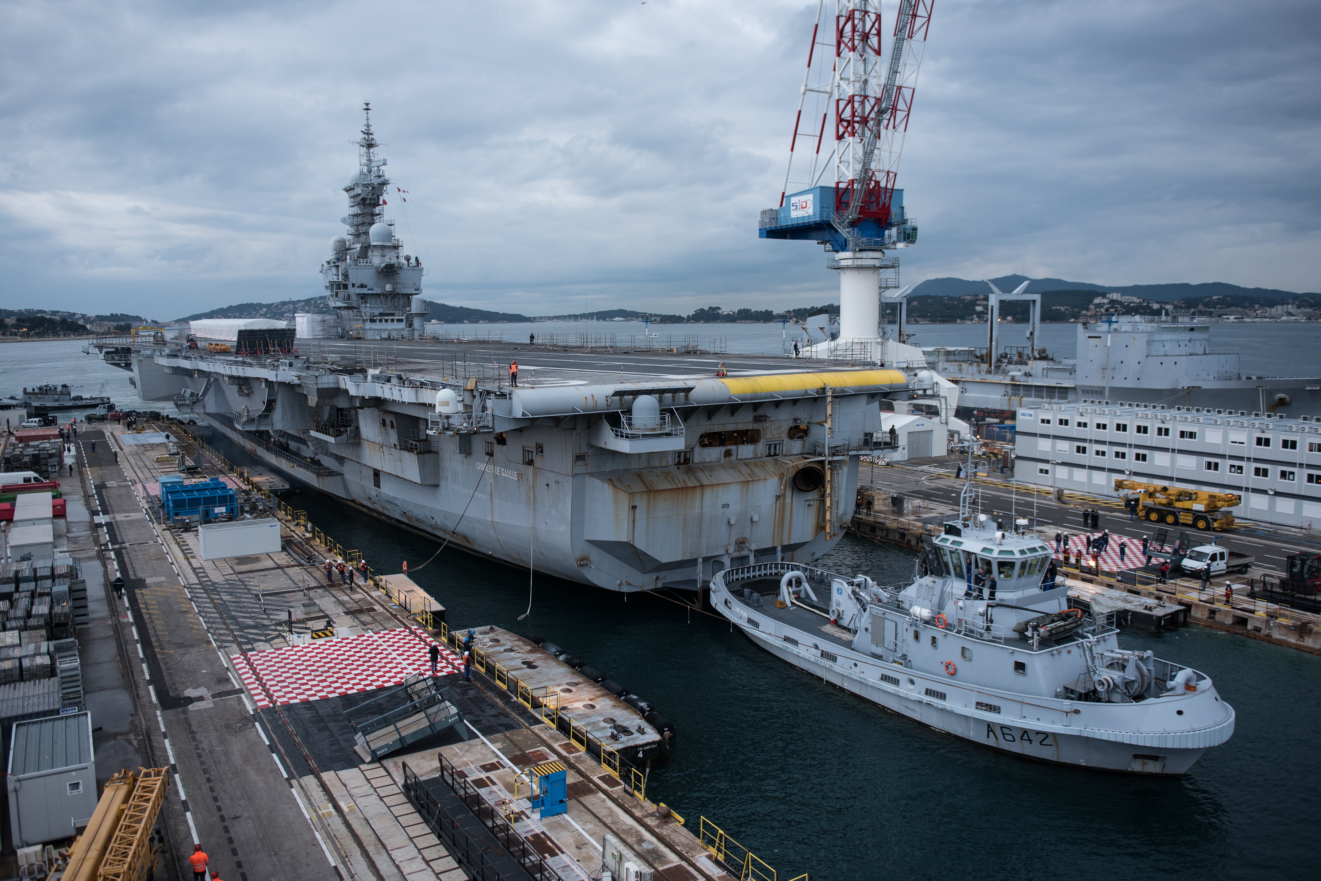 Le porte-avions Charles de Gaulle entre au bassin Vauban