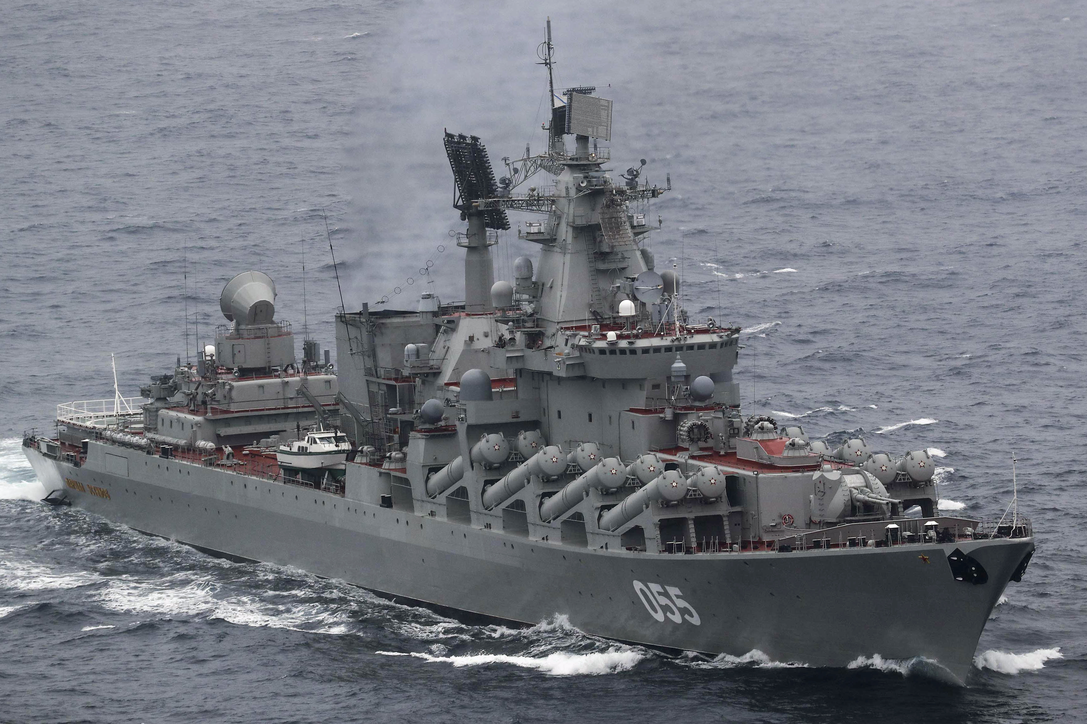 Le croiseur lance-missiles russe Marshal Ustinov
