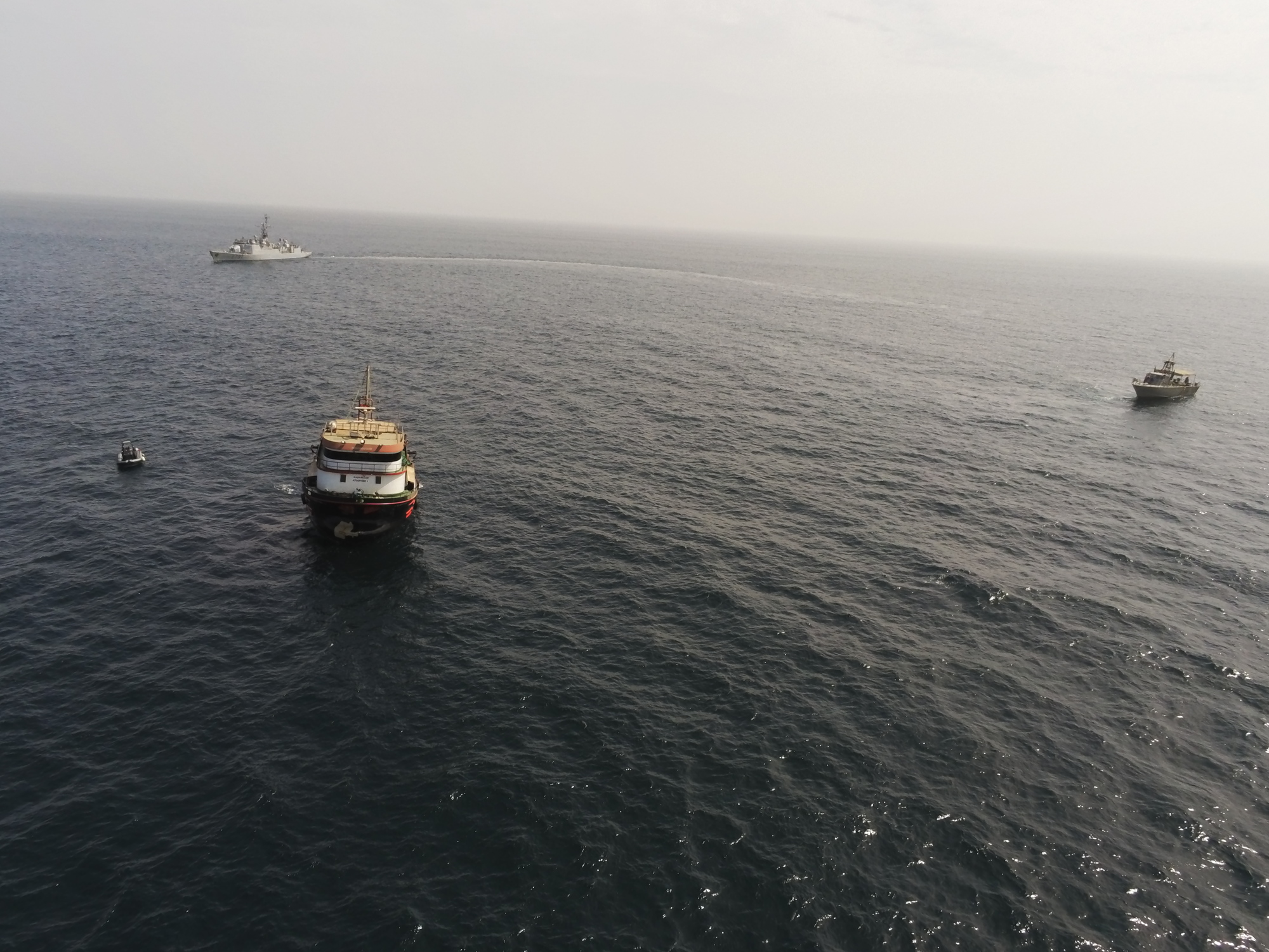 Contrôle de bateaux de pêche au large de l'Afrique de l'Ouest