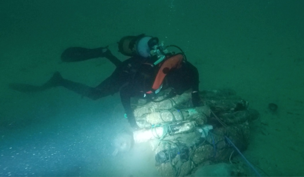 Un plongeur démineur étudie des munitions historiques