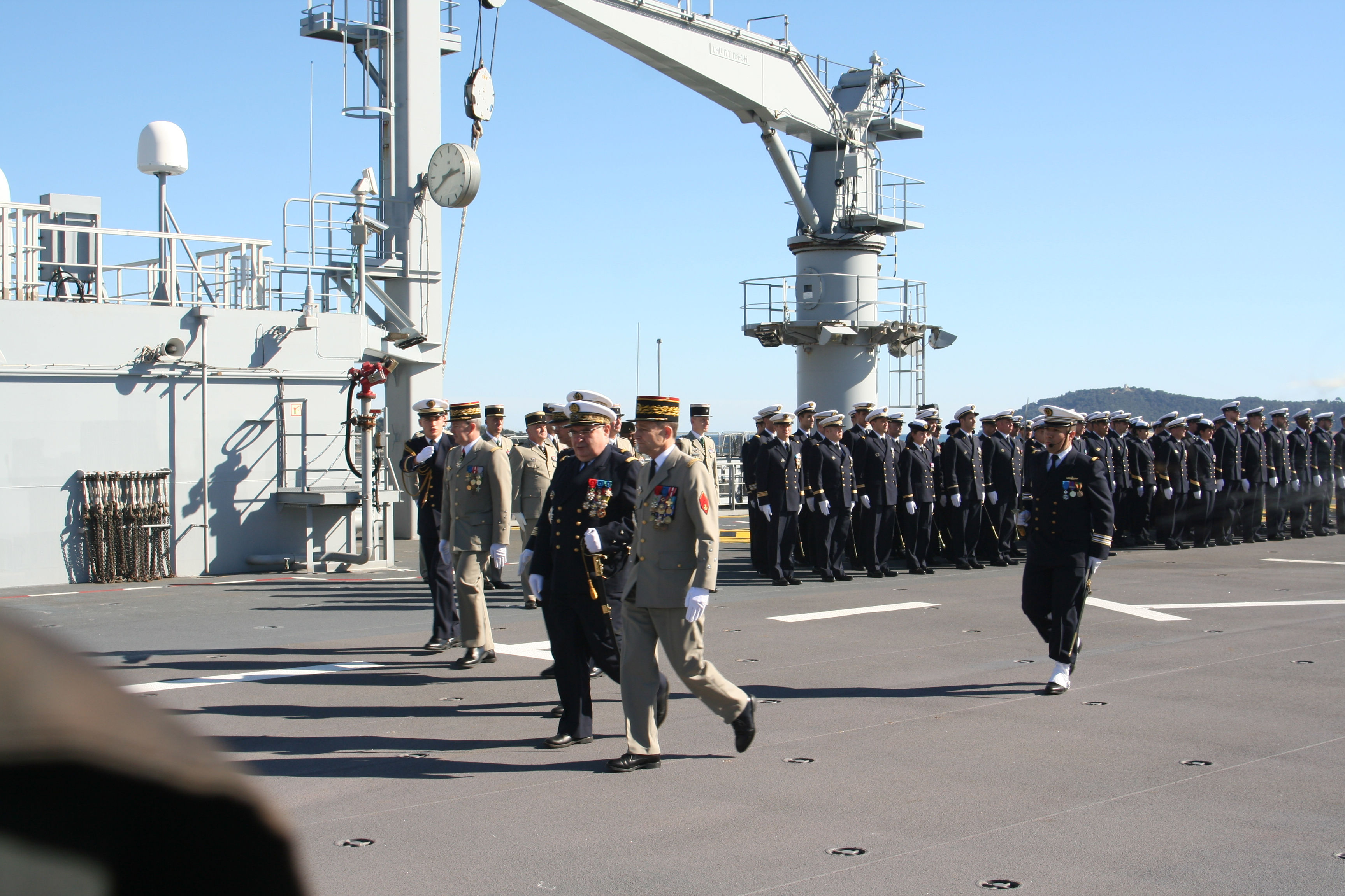 Le chef d'état-major des armées et le chef d'état-major de la marine passent les troupes en revue
