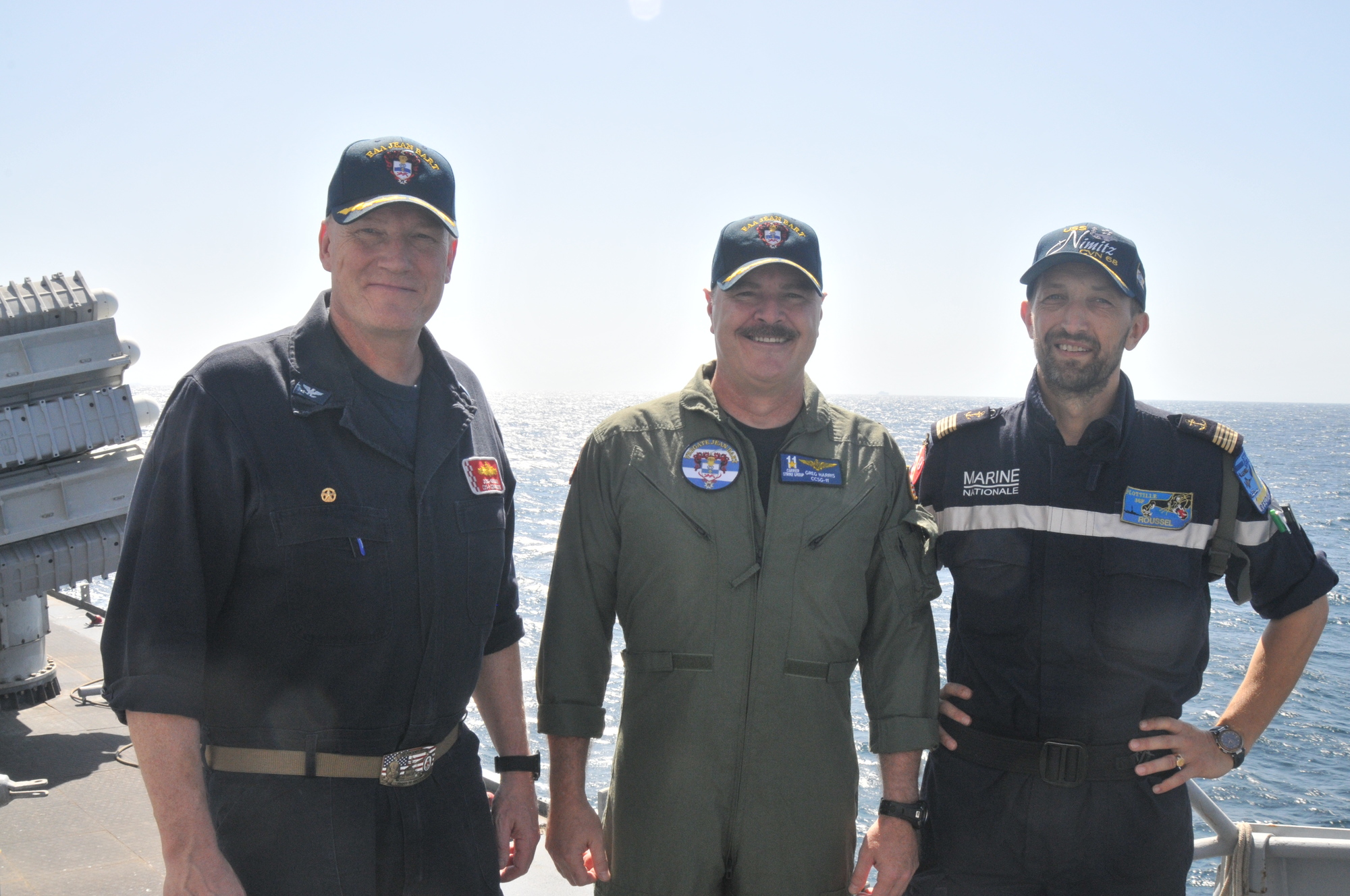 Le commandant du Carrier Strike Groupe 11, le Commodore du Destroyer Squadron 9 et le commandant du Jean-Bart