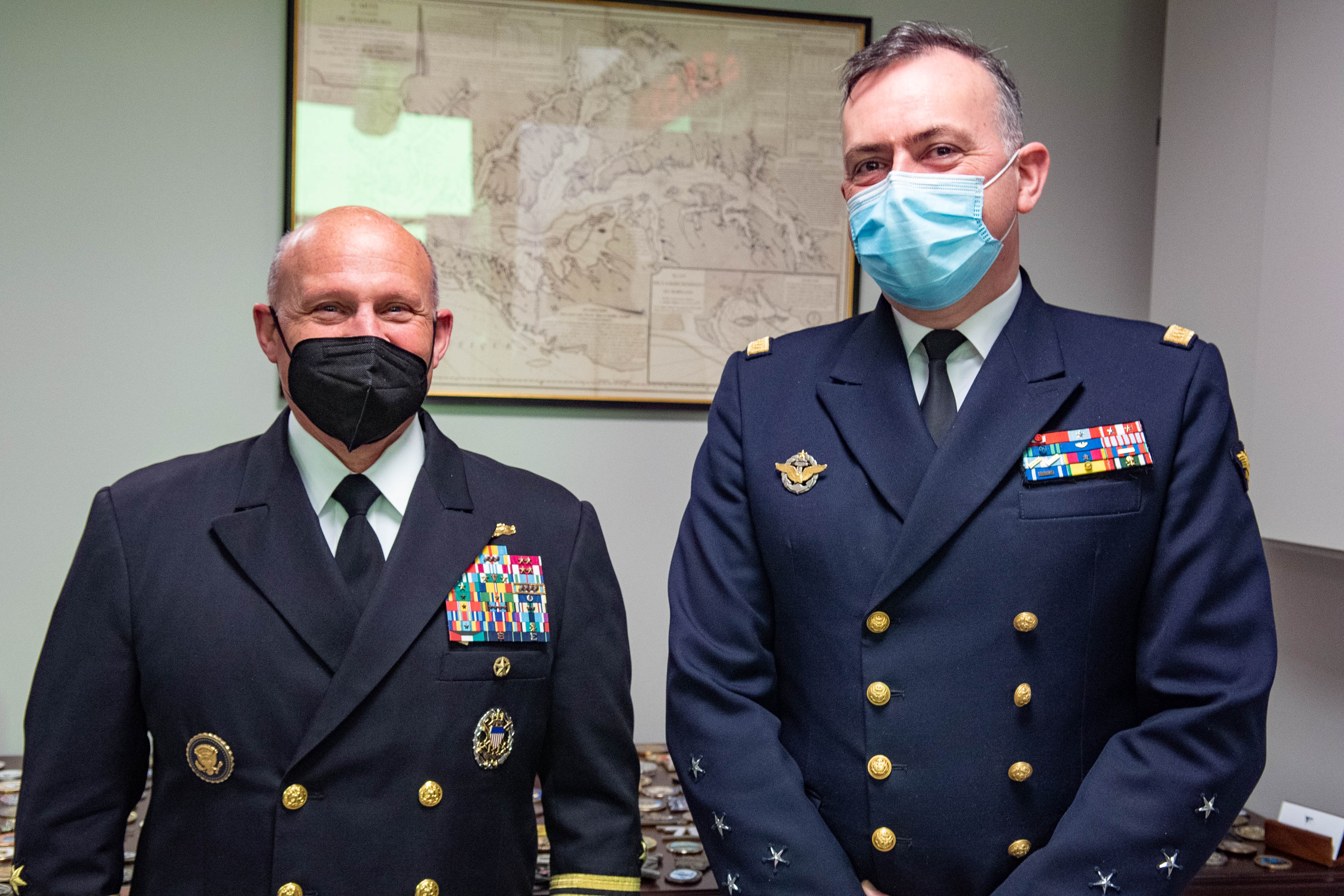 Le chef d'état-major de la marine, l'amiral Pierre Vandier, et son homologue américain, l'amiral Mike Gilday