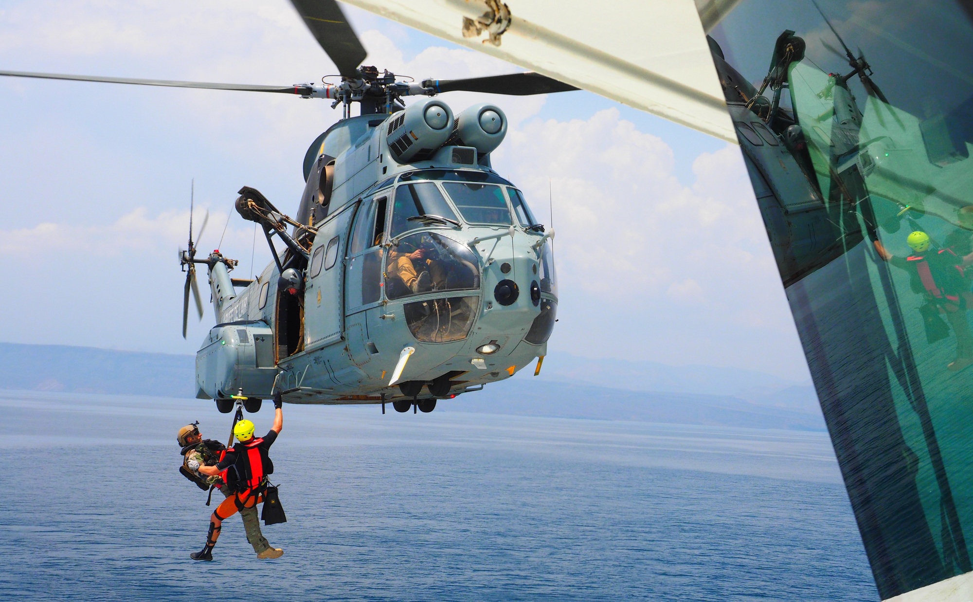 Les commandos marine effectuent des exercices de corde lisse et de treuillage depuis un Super-Puma