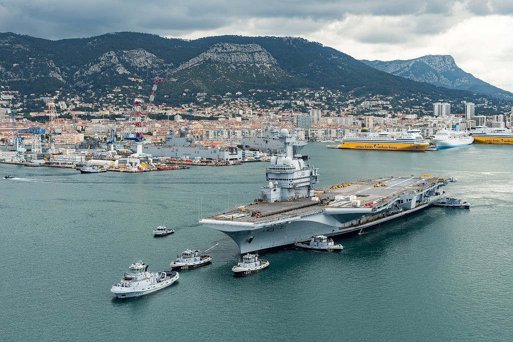 Le porte-avions Charles de Gaulle en rade de Toulon