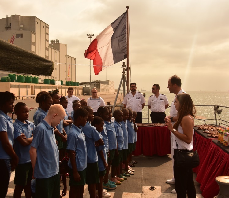 Des élèves d'une école de Luanda visitent le Cdt Birot