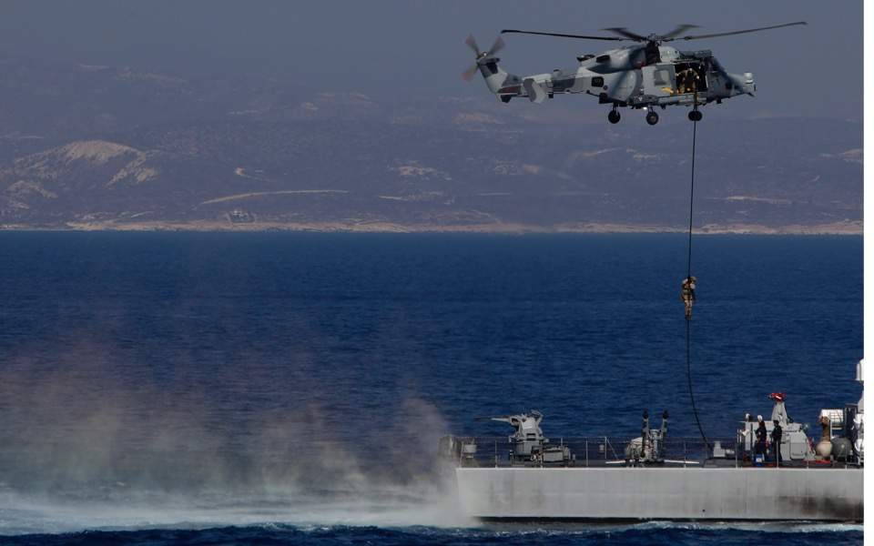 Des forces spéciales chypriotes et des Royal Marines britanniques descendent en rappel