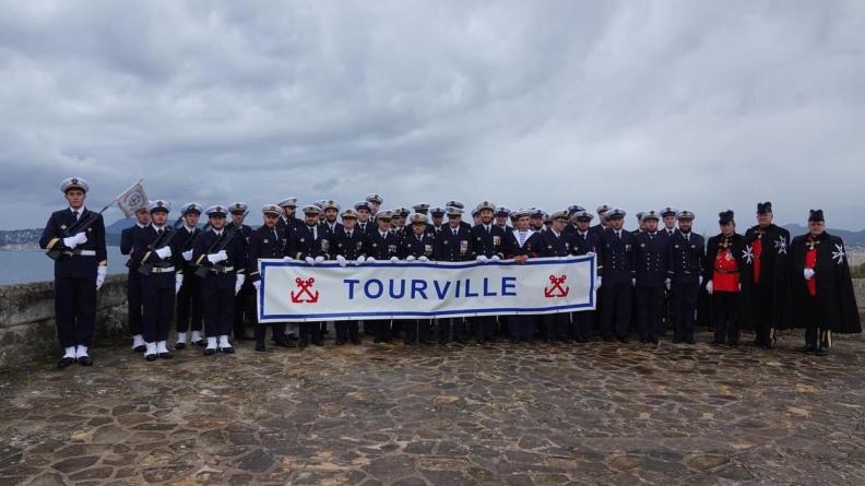 Première prise de commandement pour le sous-marin Tourville