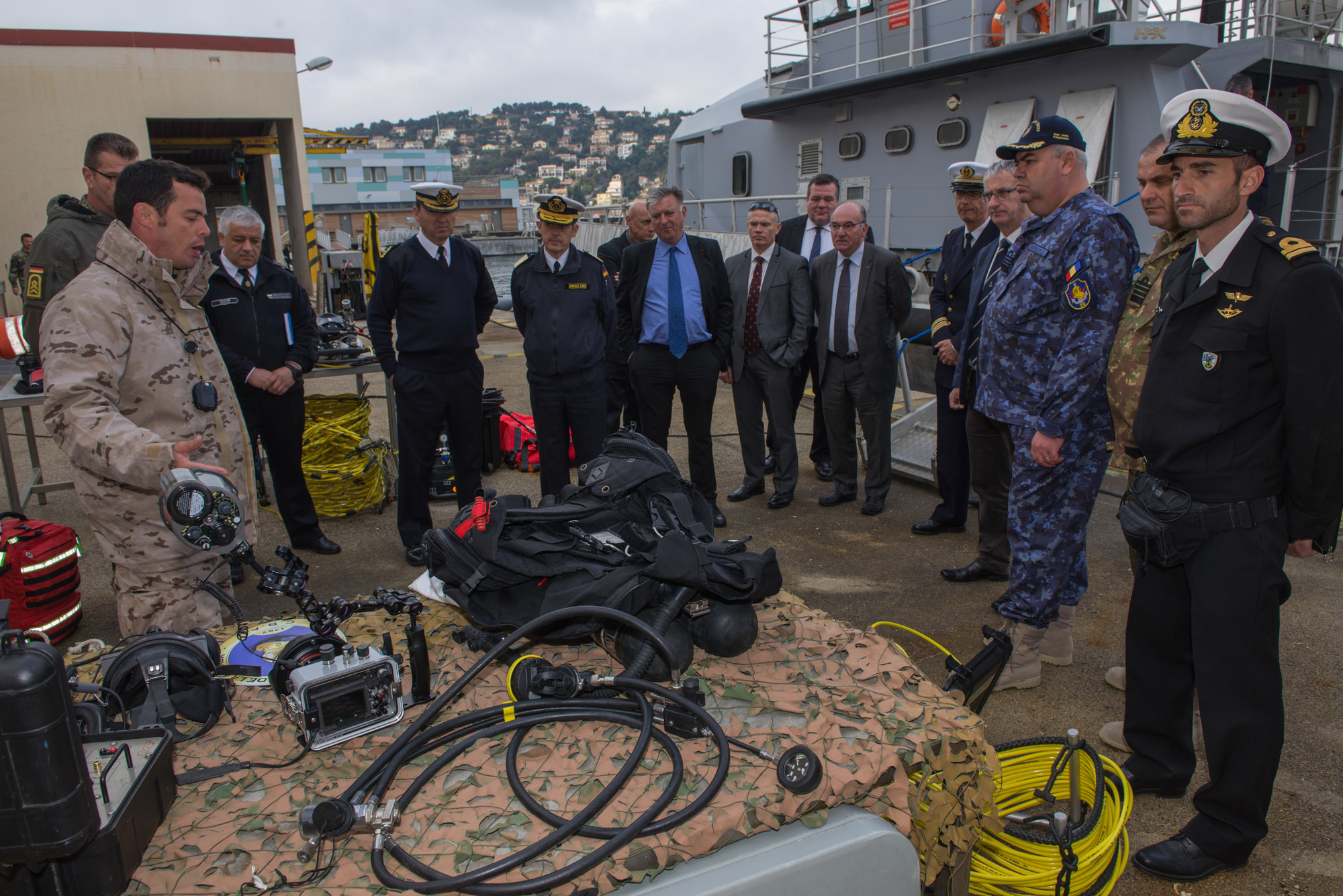 Présentation de matériels de plongée à des officiers de marine étrangers