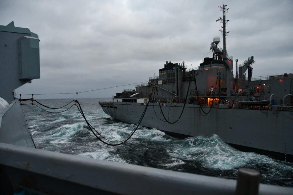 Ravitaillement à la mer de nuit entre le pétrolier ravitailleur américain USNS Supply et la frégate multi-missions Aquitaine 