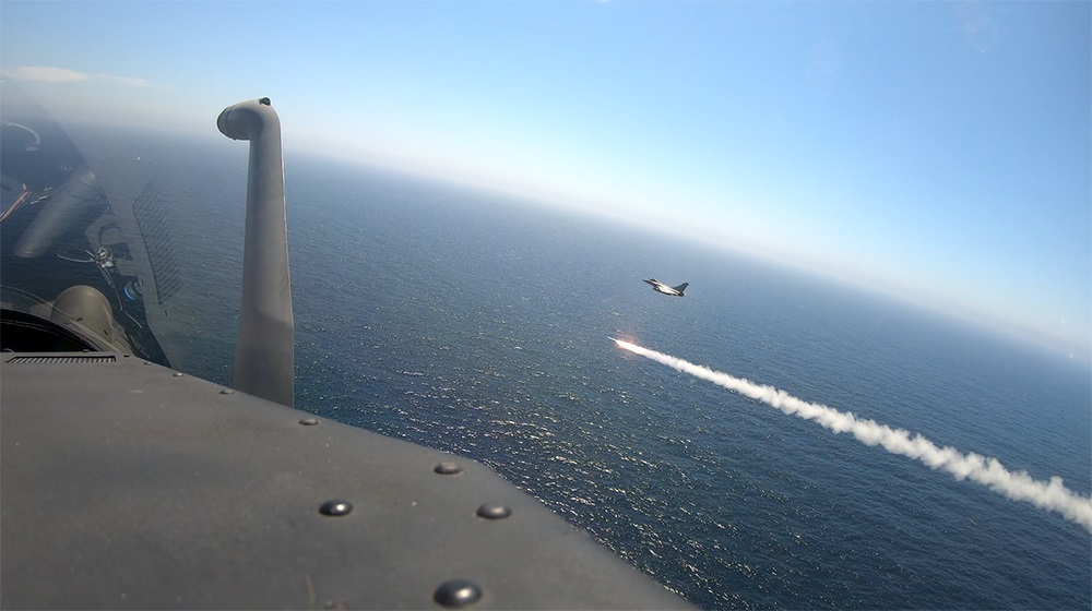 Un chasseur Rafale Marine de la Flottille 12F tire un missile Exocet AM39