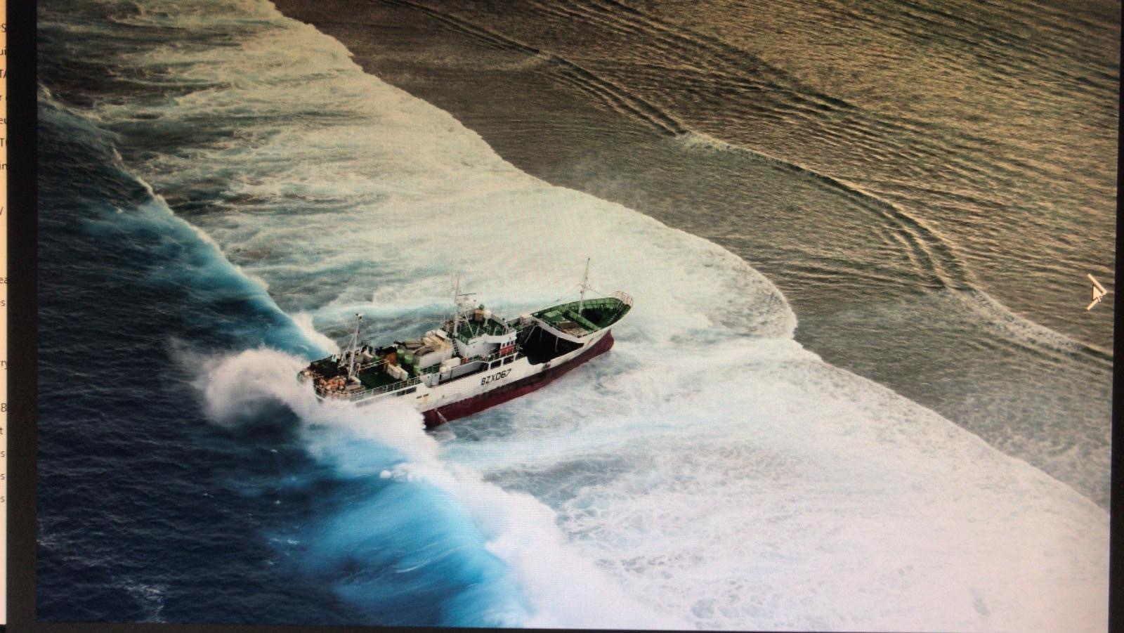 Le navire de pêche Shen Gang Shun échoué sur la barrière de corail de l’atoll de Arutua