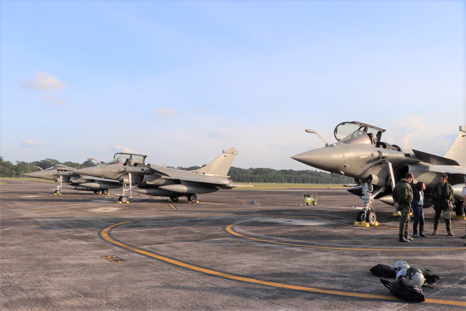 Trois chasseurs Rafale Marine sur la base aérienne singapourienne de Paya Lebar