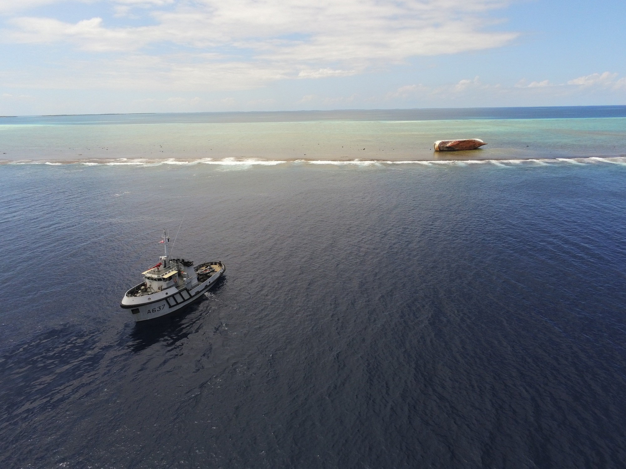 Le remorqueur portuaire côtier Maroa surveille l'épave du palangrier chinois Shen Gan Shun