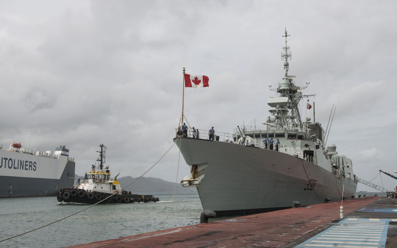 Le NCSM Winnipeg de la marine royale canadienne fait escale à Fort-de-France