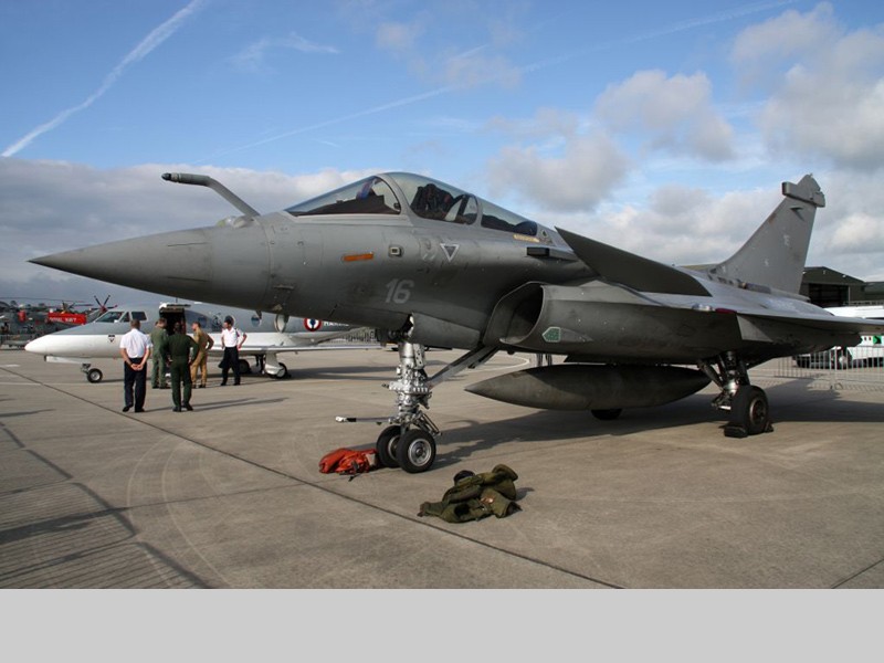 Un Rafale M et un Falcon 10 au meeting de Yeovilton en 2010