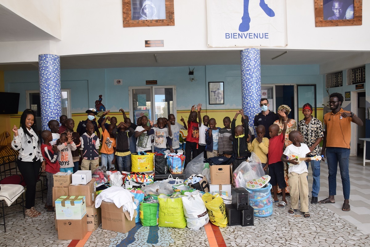 L’équipage de la frégate Germinal remet de nombreux dons aux orphelins sénégalais