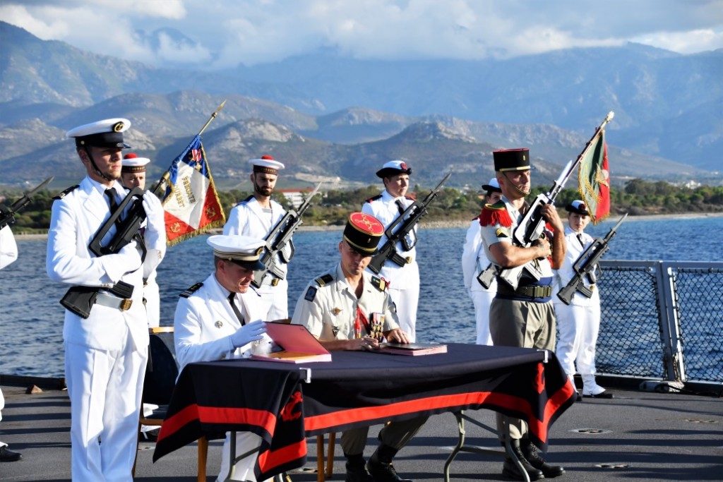 Signature d'une charte de binômage entre le capitaine de frégate Bagot, commandant du Courbet, et le capitaine Arrault, commandant de la 3e compagnie du 2e REP