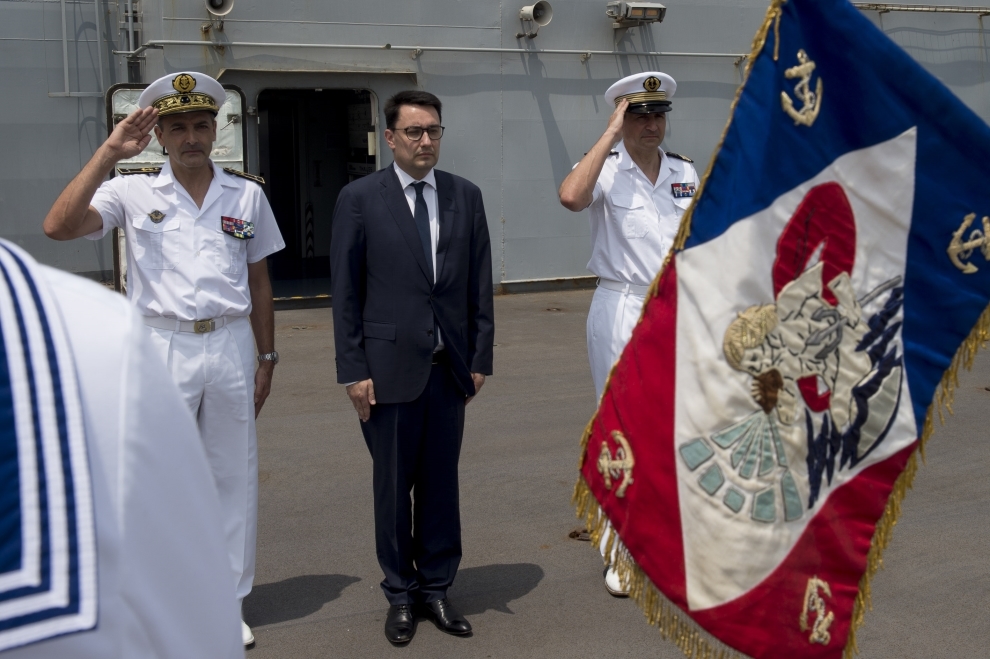 M. Yves Perrin, consul général de France à Bombay, accueilli à bord du BPC Mistral