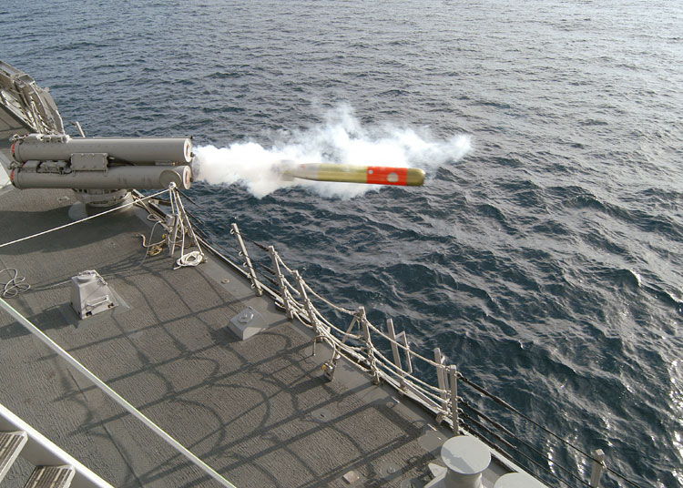 Torpille légère de défense anti-soumarine Mk-46 tirée depuis un bâtiment de surface