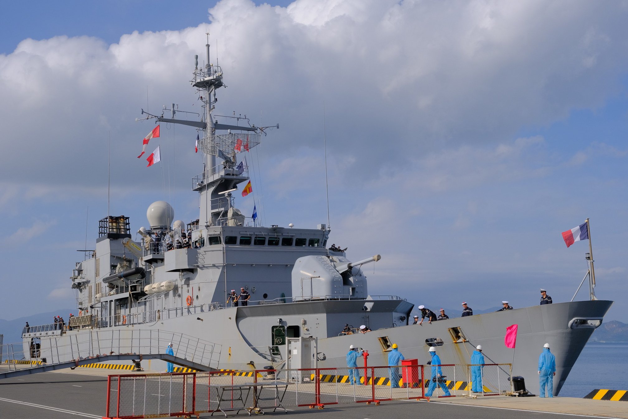 La frégate Prairial dans le port de Cam Ranh (Vietnam)