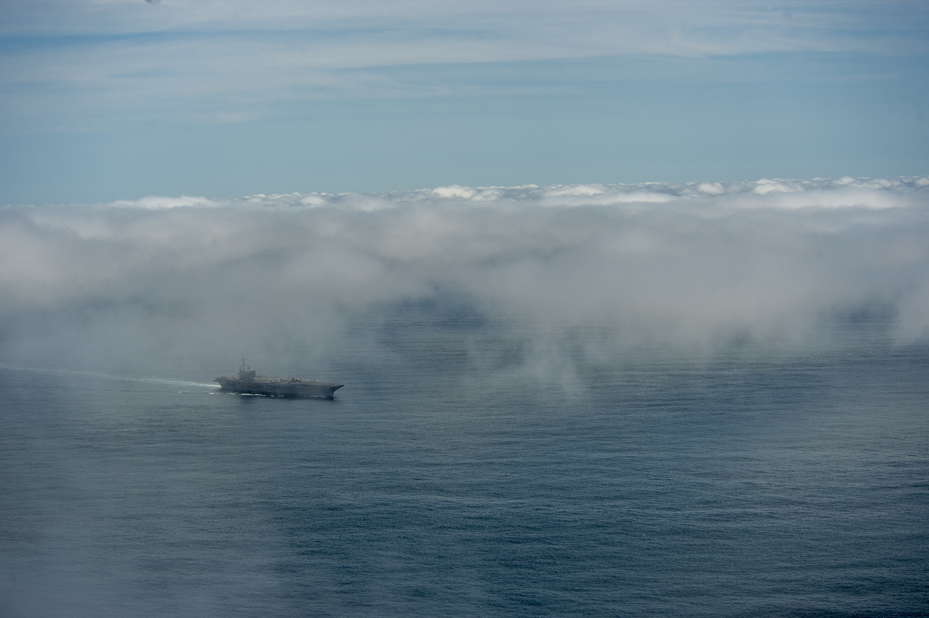 Le porte-avions USS George H.W. Bush dans la brume de l'Atlantique