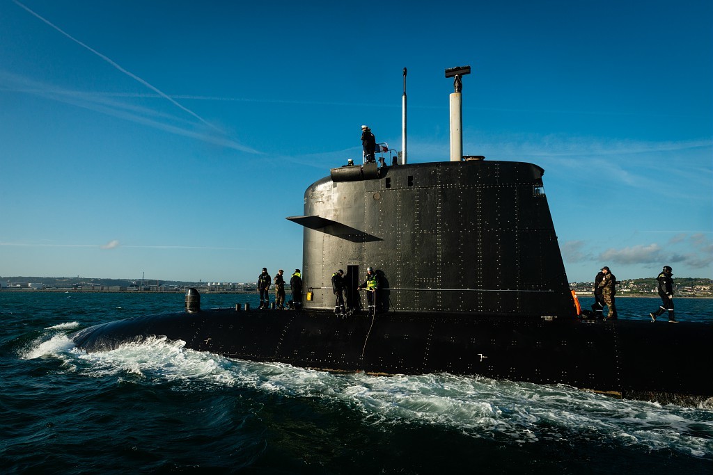 Le sous-marin Saphir entre dans le port de Cherbourg