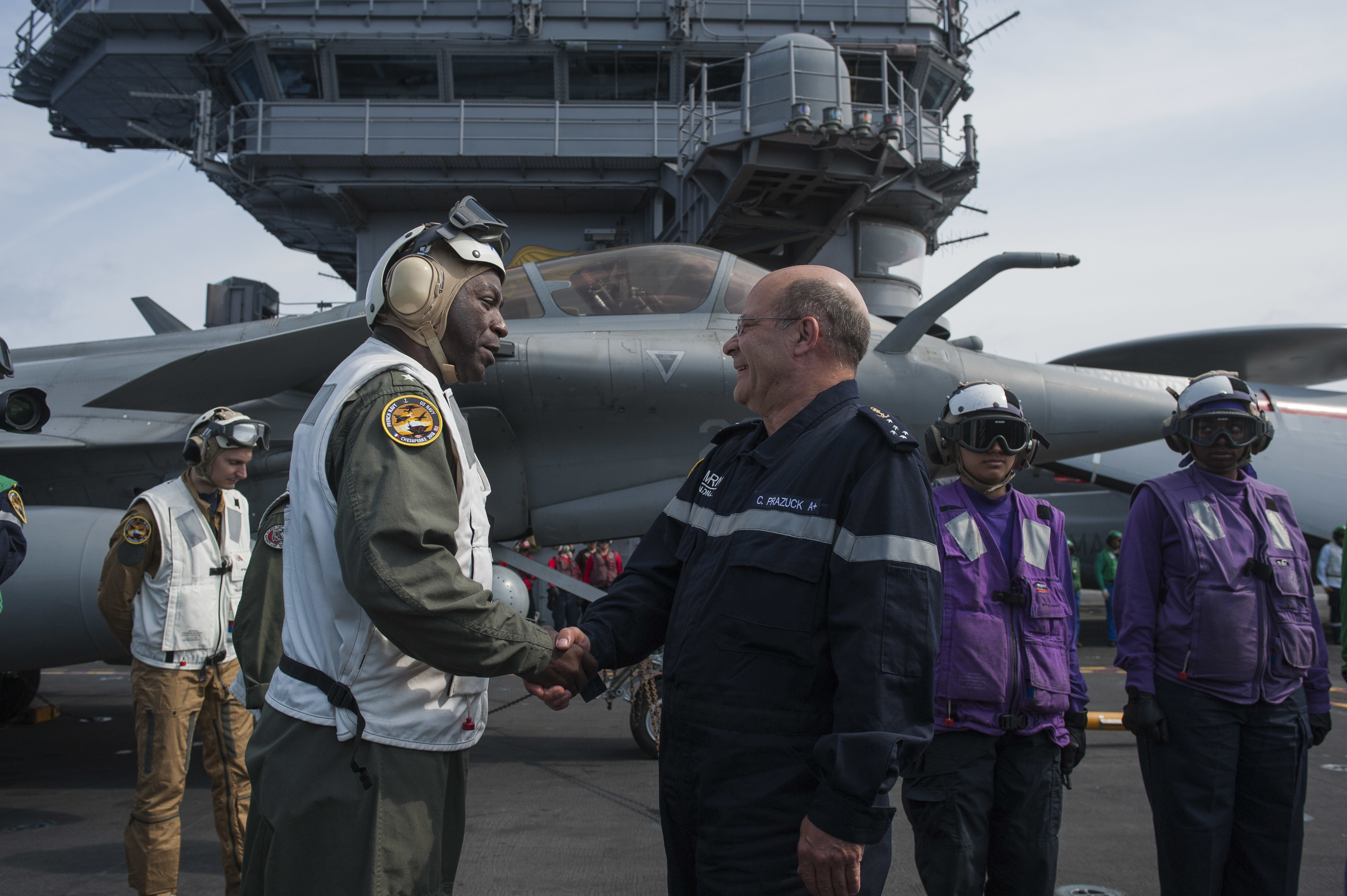 L'amiral Prazuck accueilli par le contre-amiral Stephen C. Evans, commandant du Carrier Strike Group (CSG) 2