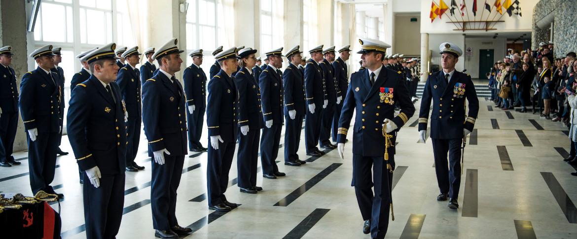 Le chef d’état-major et directeur général adjoint de l’École navale passe en revue les nouveaux officiers spécialisés de la Marine